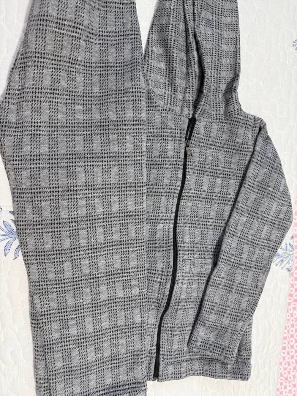 Boy’s 2 sets of winter sweatshirt and bottom check the pictures
